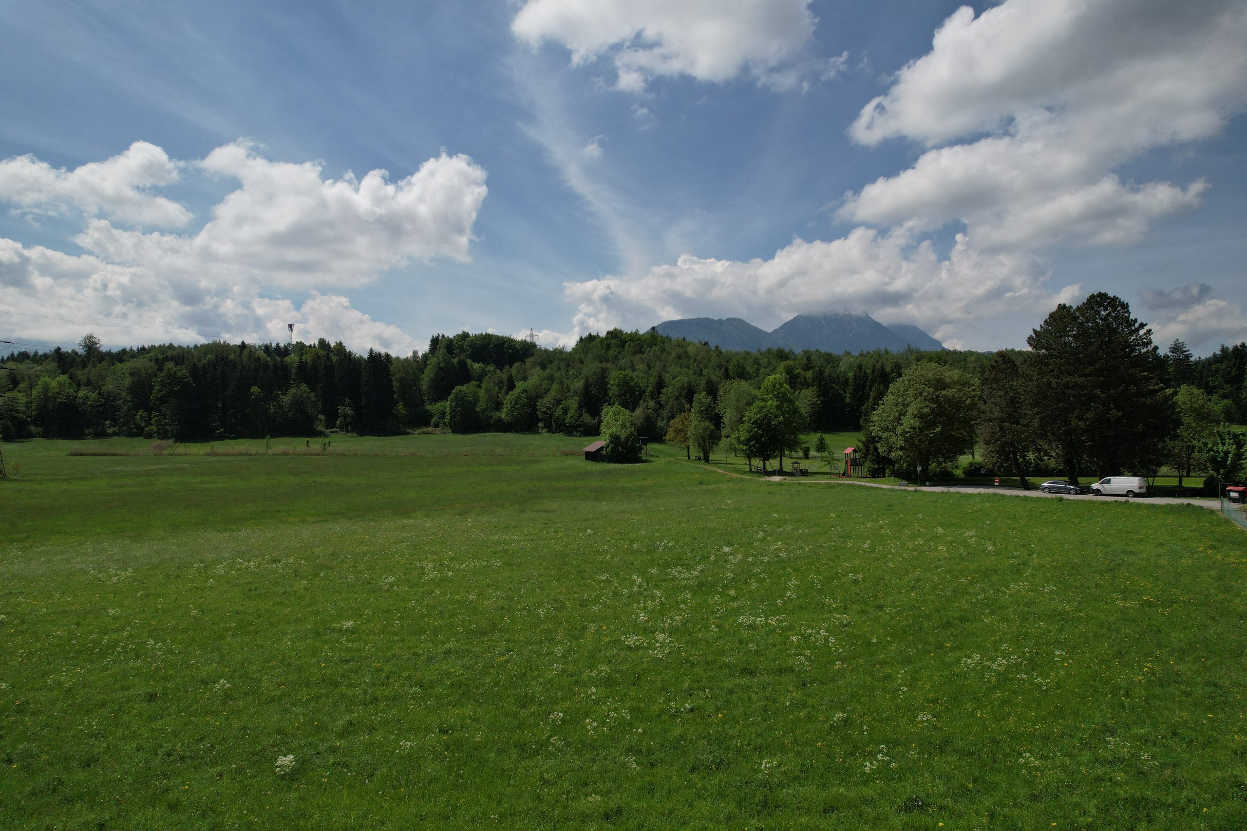 Blick vom Grundstück über das Walserfeld zu den Alpen